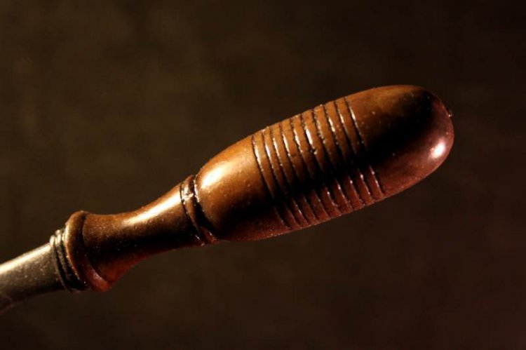 Skalpell - runder Holzgriff (Halbmond) - zum Schließen ins Bild klicken